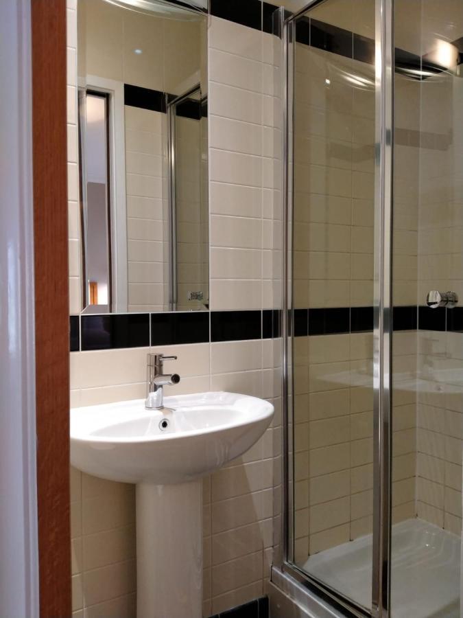 Kamer met Kingsize Bed en Gedeeltelijk Zeezicht